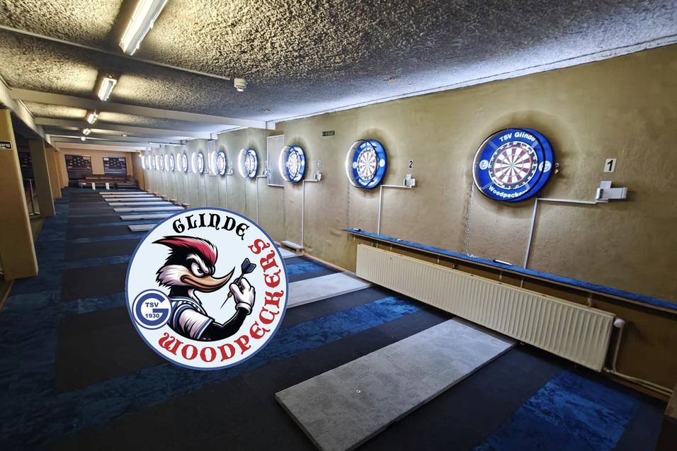 Blick auf einen Dartsaal mit mehreren beleuchteten Dartscheiben und einem Logo der Glinde Woodpeckers im Vordergrund.