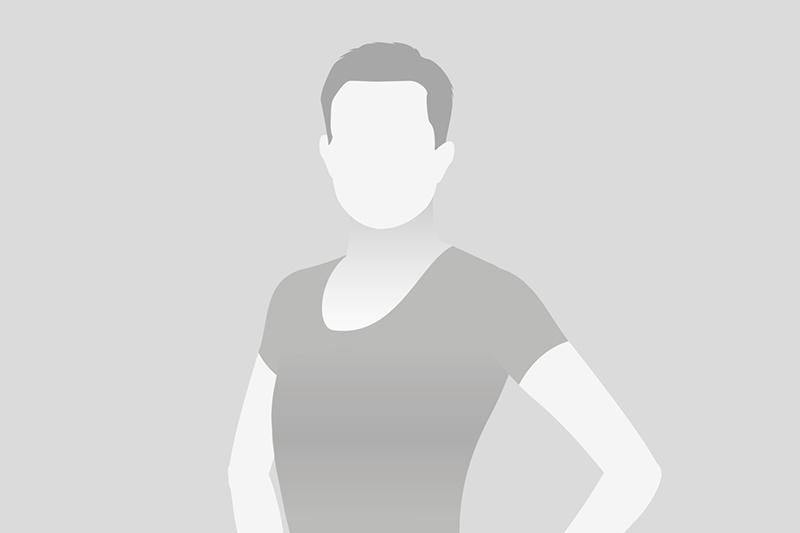 Eine verschwommene Silhouette eines Mannes, der in einem schlichten, enganliegenden Shirt steht.