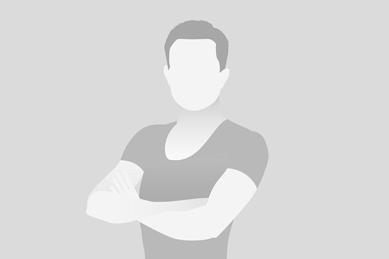 Silhouettenhafte Darstellung eines Mannes mit verschränkten Armen vor grauem Hintergrund.