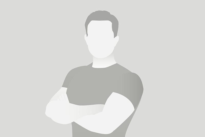 Silhouette eines männlichen Figurenmodells mit verschränkten Armen auf grauem Hintergrund.