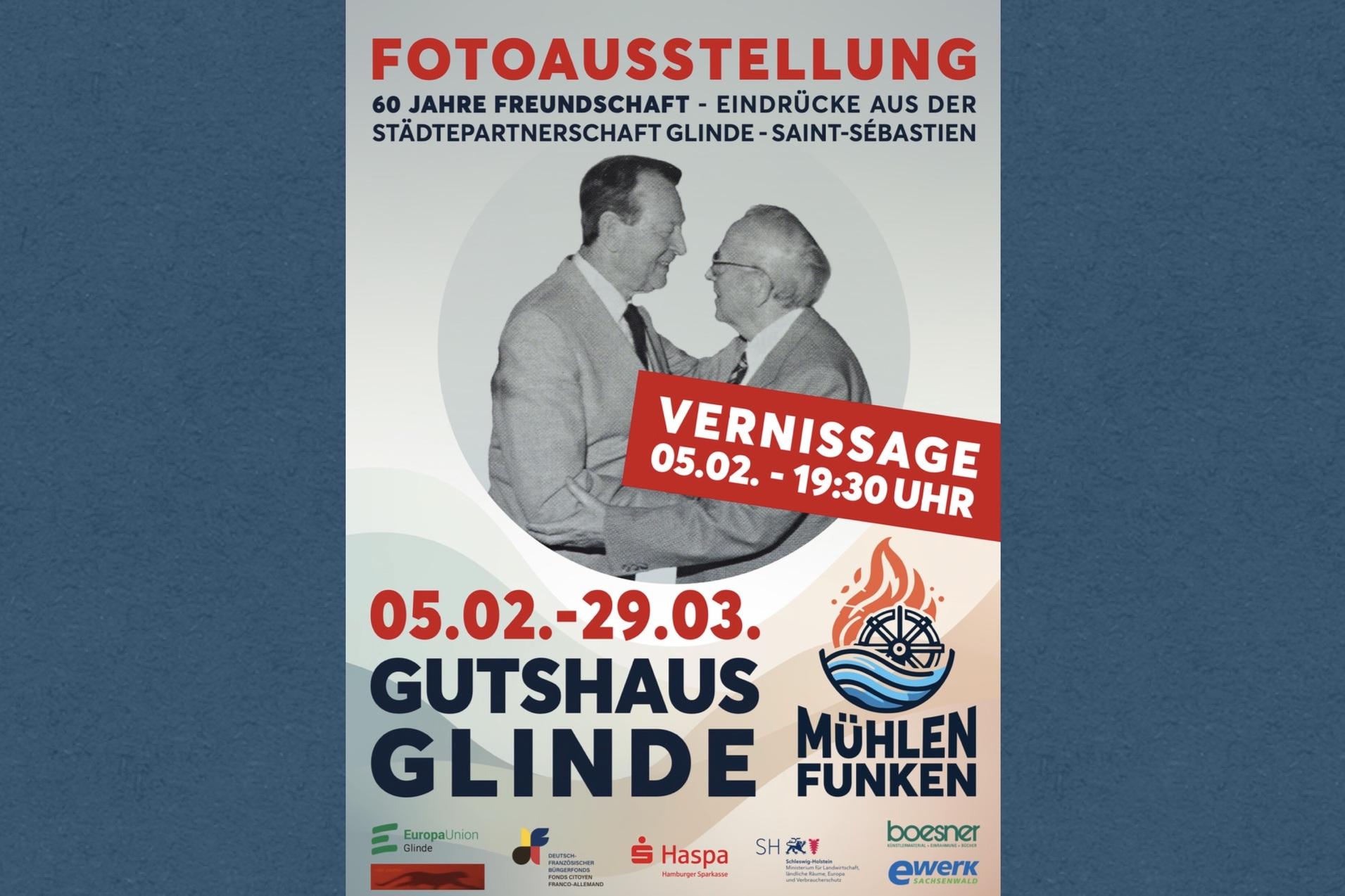 Plakat zur Fotoausstellung „60 Jahre Freundschaft“ mit Veranstaltungshinweisen und Bildern von zwei Männern.