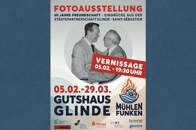 Plakat zur Fotoausstellung &bdquo;60 Jahre Freundschaft&ldquo; mit Veranstaltungshinweisen und Bildern von zwei M&auml;nnern.