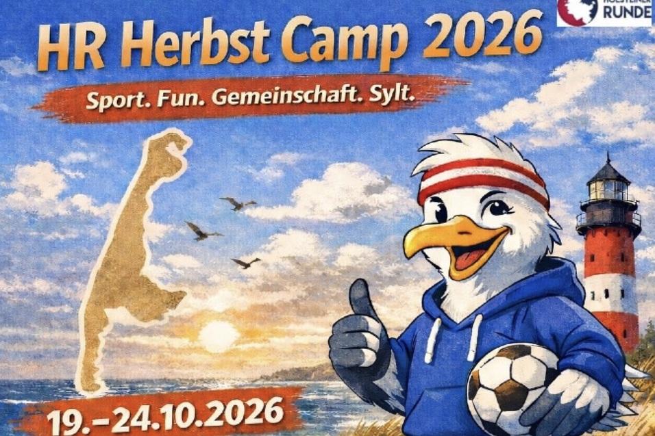 Illustration des HR Herbst Camps 2026 mit einem Fußball spielenden Vogel, Sylt-Karte und Leuchtturm im Hintergrund.