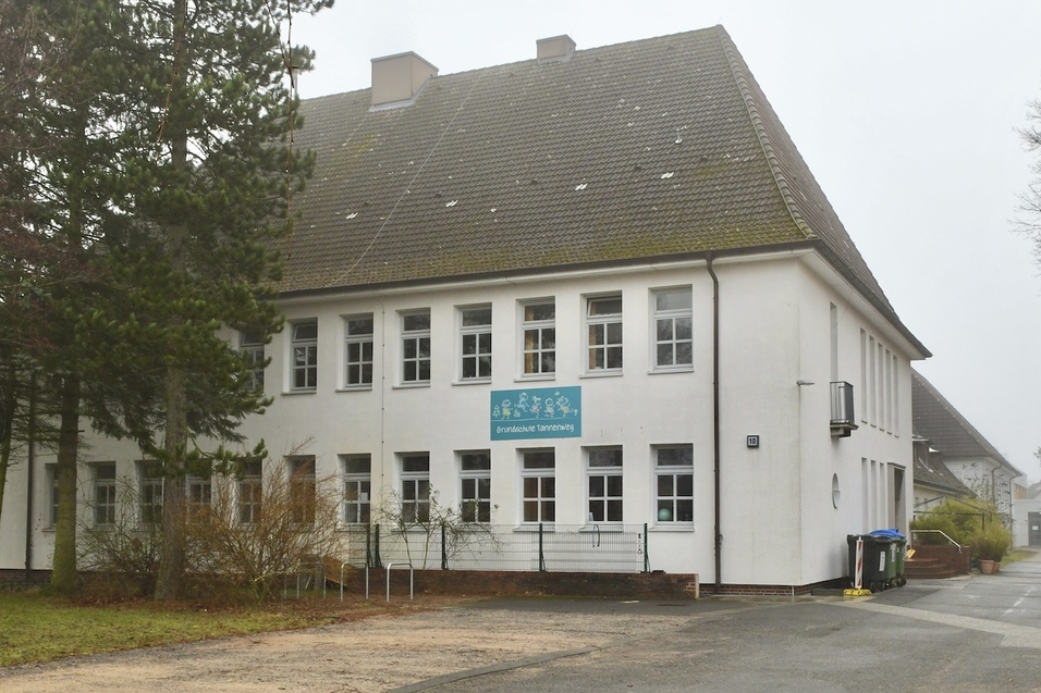 Einfamilienhaus mit wei&szlig;er Fassade und gr&uuml;nen Pflanzen, umgeben von Nebel und ruhiger Atmosph&auml;re.